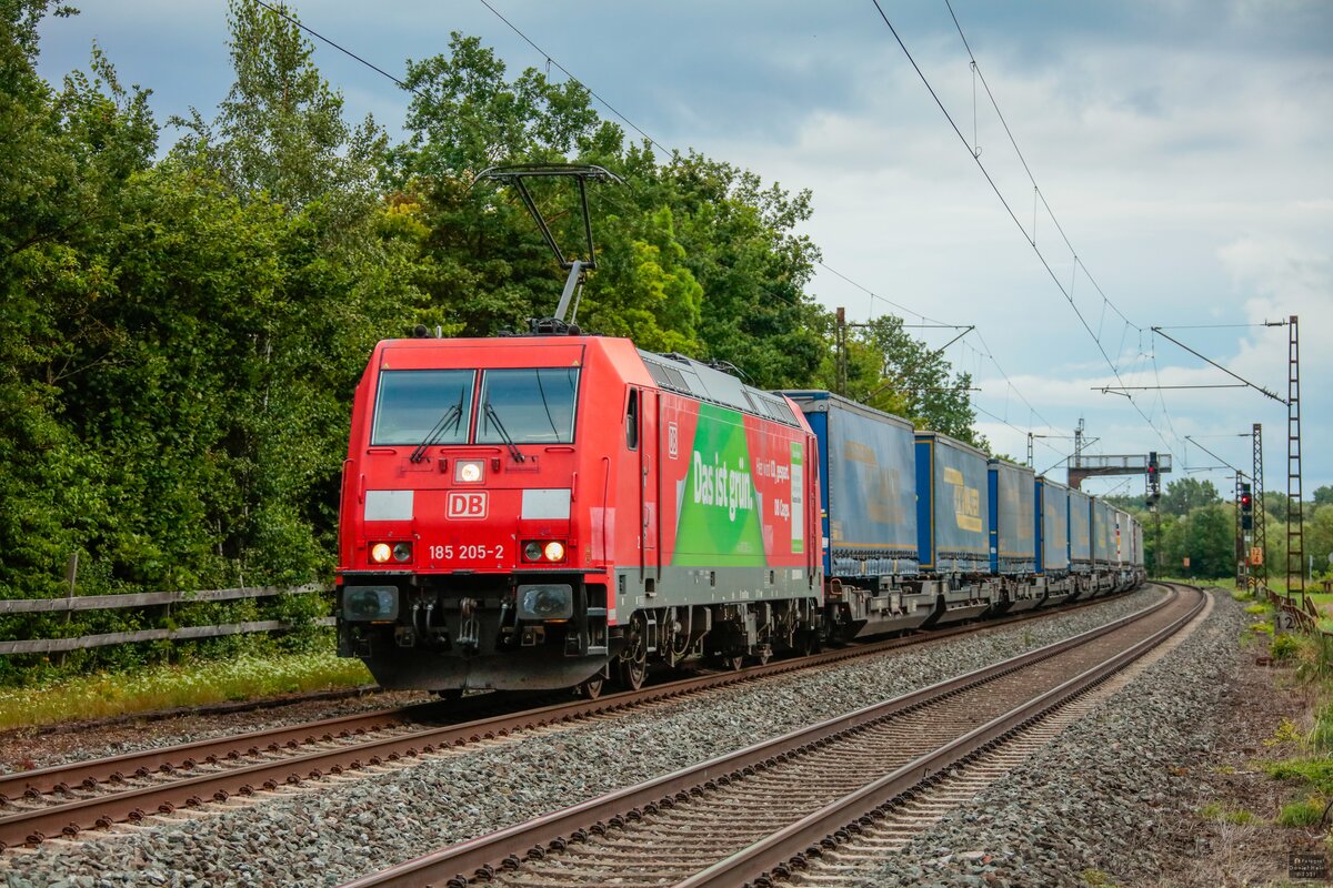 DB 185 205-2  Das ist grün  mit LKW Walter KLV in Thüngersheim, August 2021.