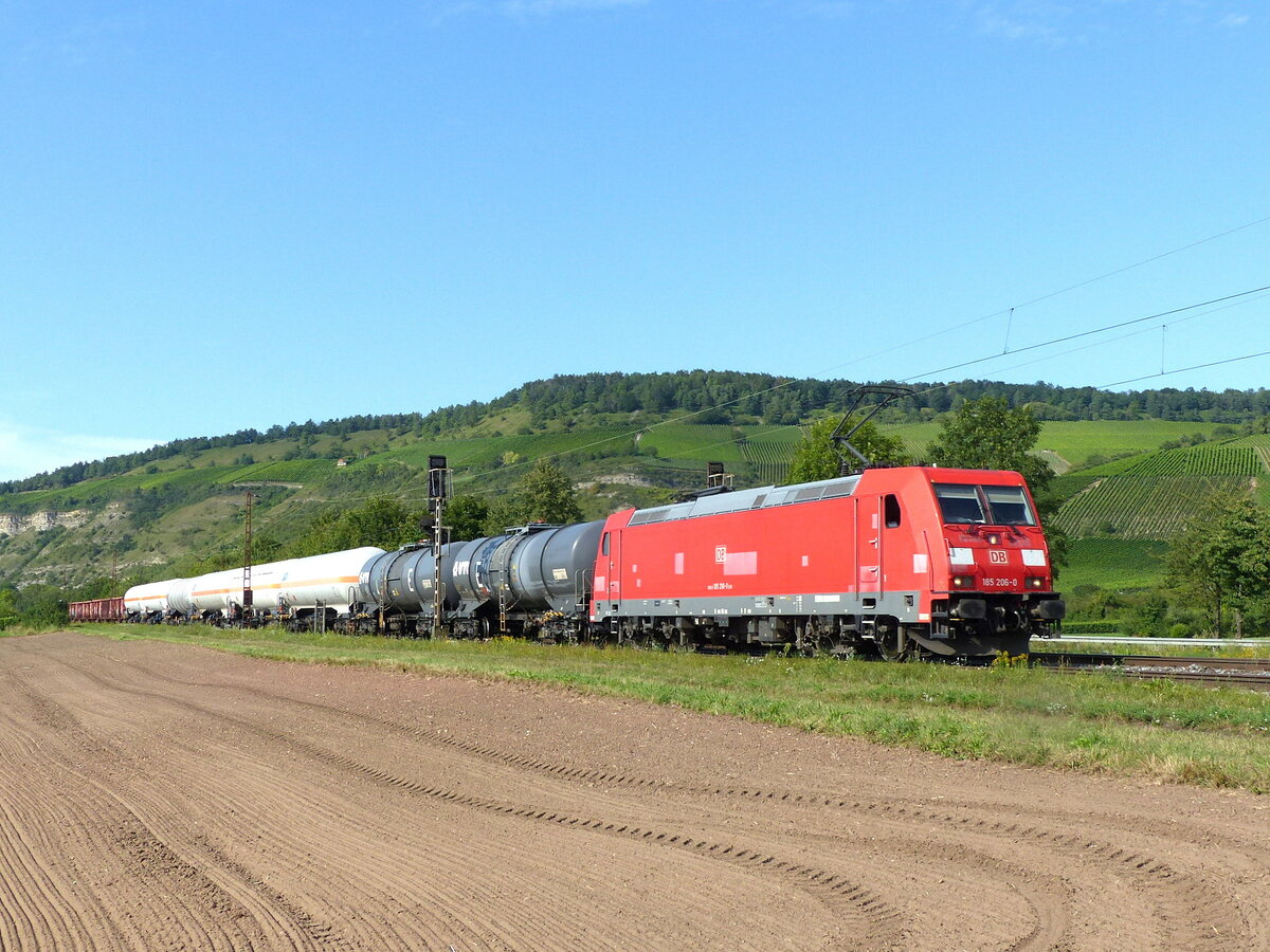 DB 185 206-0 mit einem gemischten Güterzug Richtung Würzburg, am 25.08.2021 in Thüngersheim.