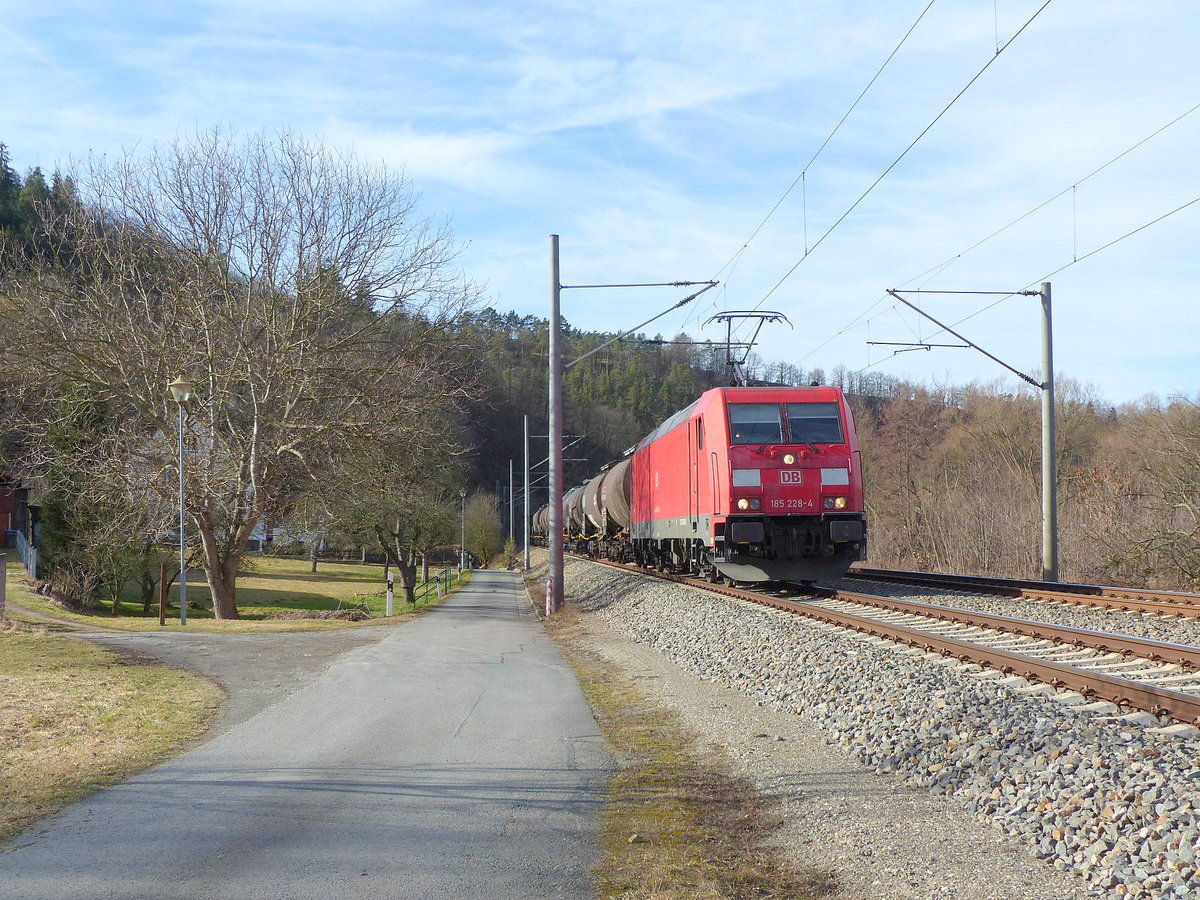 DB 185 228-4 mit Kesselwagen Richtung Bamberg, am 25.02.2019 in Kaulsdorf (S).