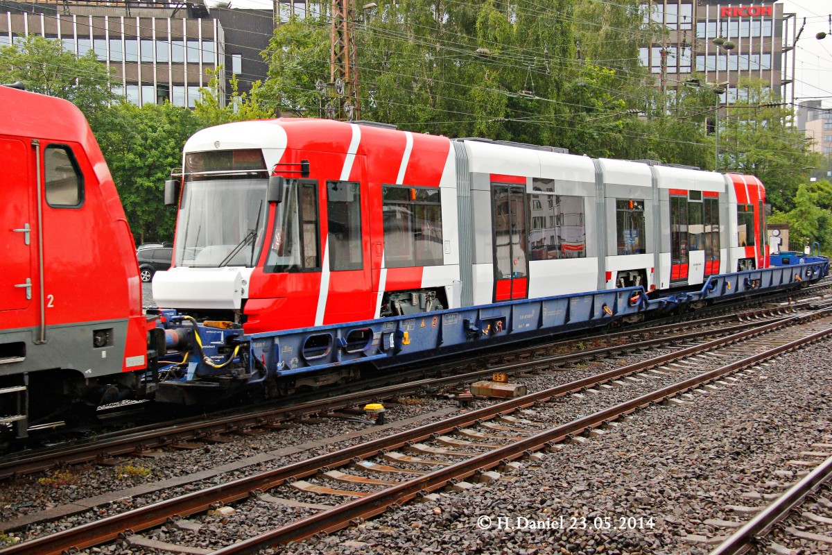 DB 185 242-5 mit einer Krefelder Stra�enbahn in D�sseldorf Rath, Mai 2014.