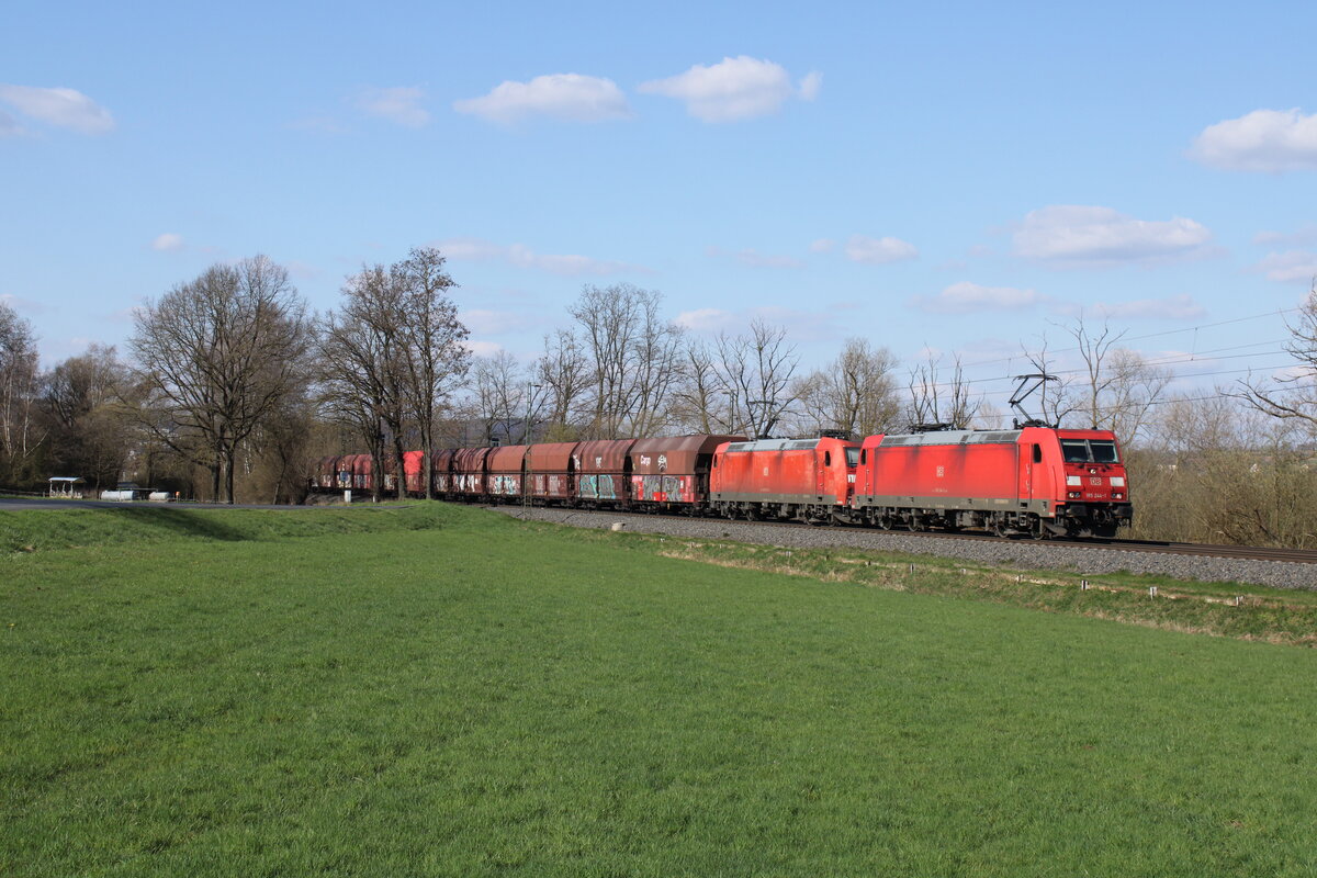 DB 185 244-0 + 185 155-9 mit Kohlewagen Richtung Fulda, am 05.04.2023 in Hauneck.