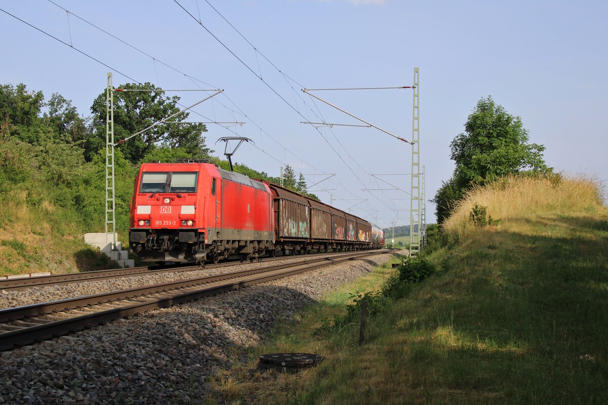 DB 185 253-2 erreicht Oberdachstetten mit einem gemischten Güterzug in Richtung Würzburg. (20.06.2023)