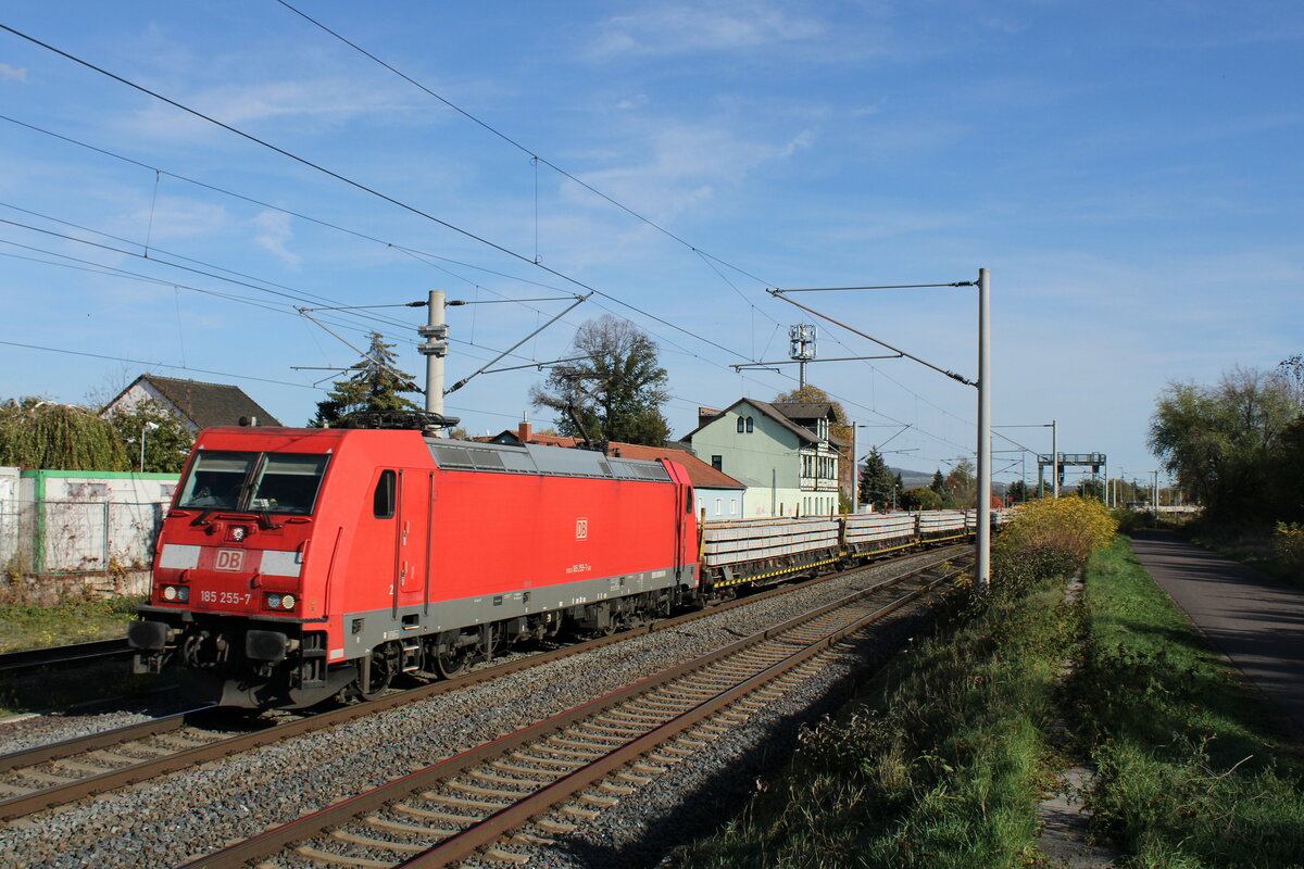DB 185 255-7 mit Gleisschwellen Richtung Erfurt, am 27.10.2022 in Vieselbach.