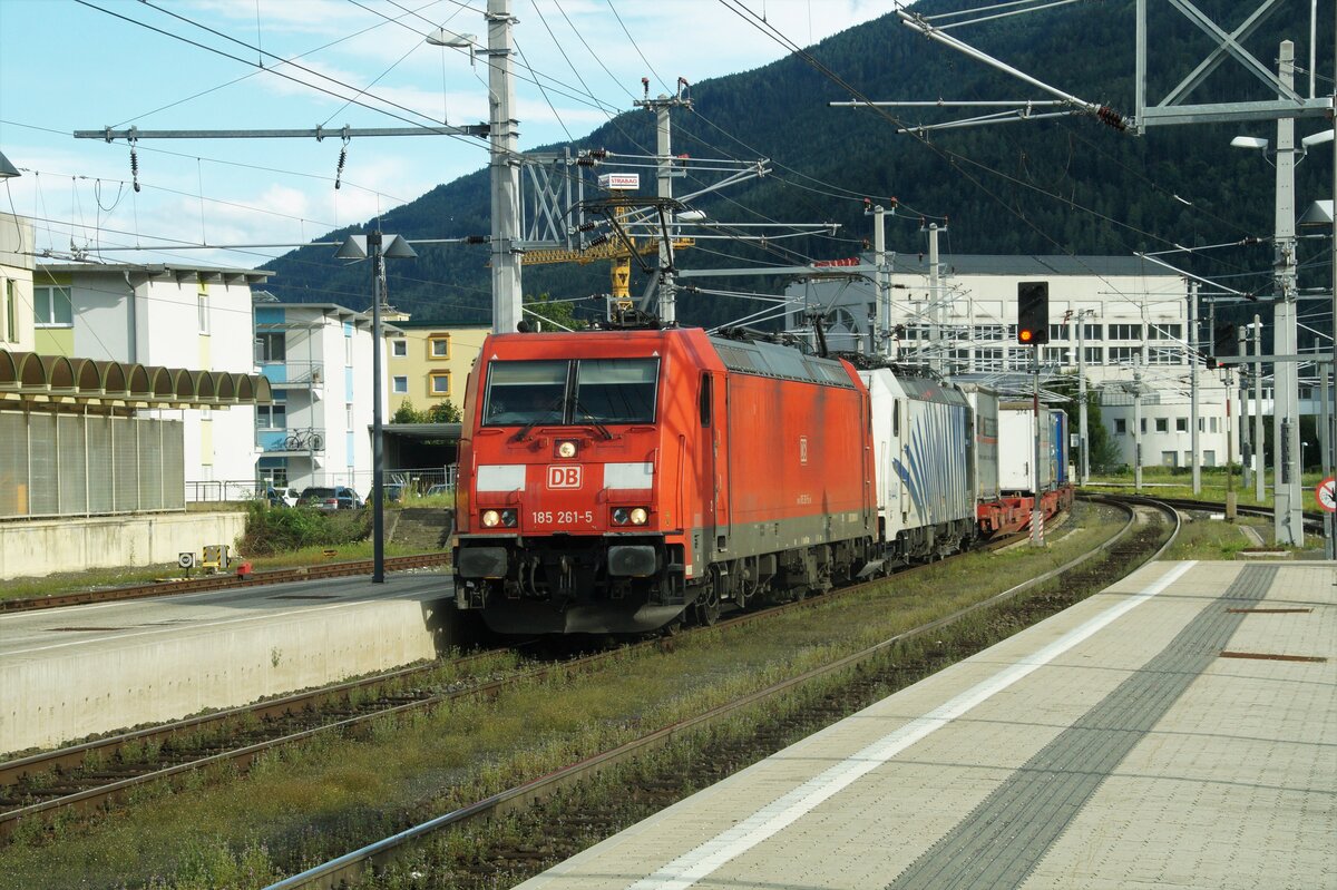 DB 185 261 und Lokomotion 186 440 durchfahren mit einem Güterzug den Bahnhof Spittal-Millstättersee und wird in Kürze die Südrampe der Tauernbahn in Angriff nehmen.
05t.08.2021