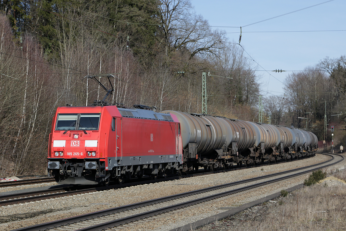 DB 185 265 durcheilt am 07.03.2015 mit ihren Kesselwagen Aßling 
