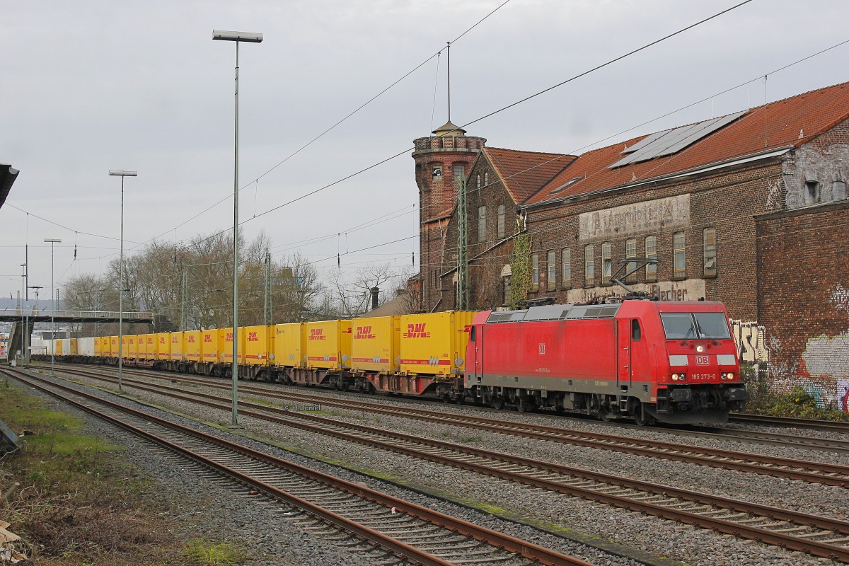 DB 185 273-0 mit einem DHL Postzug in Wuppertal, Dezember 2015.