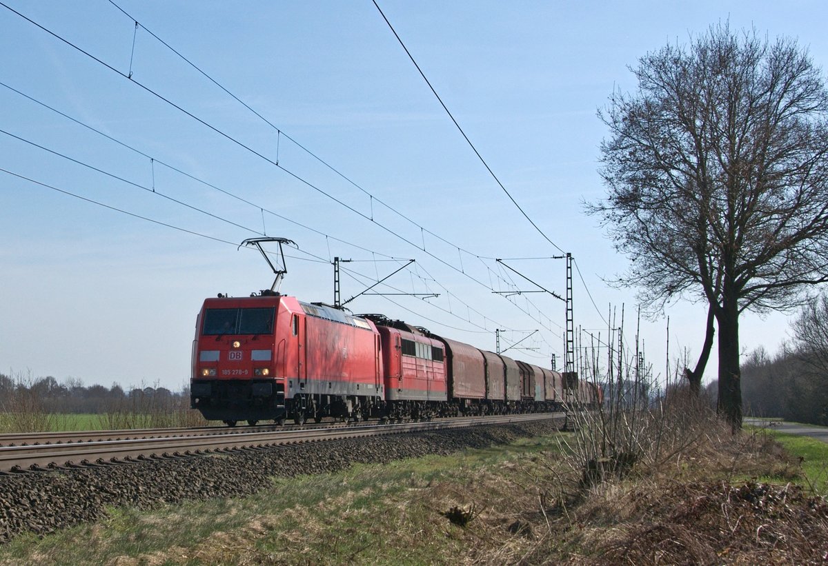 DB 185 278 schleppt die abgebügelte 151 055 und einen kurzen, gemischten Güterzug am 16.03.17 zwischen Lembruch und Diepholz in Richtung Bremen.