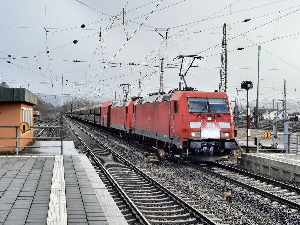 DB 185 282-1, mit Schneenase und 185 339-9 mit einem Kohlezug Richtung Norden, am 19.03.2021 in Bebra.