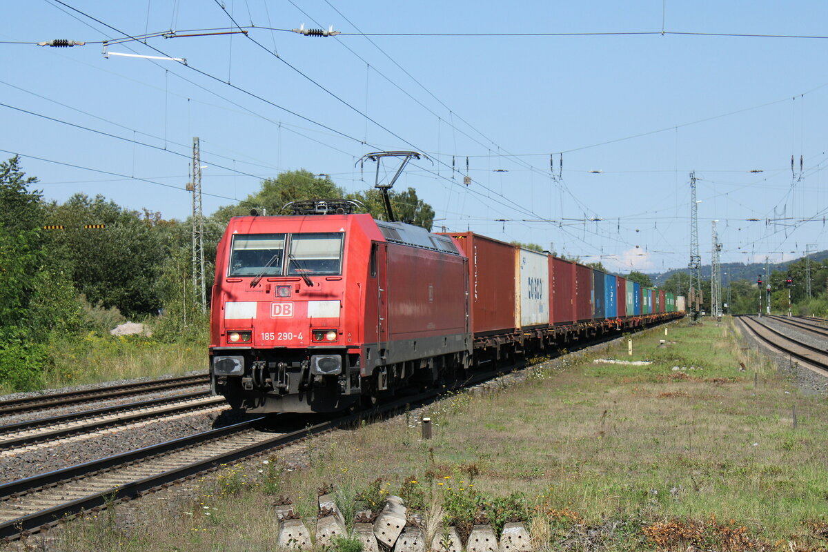 DB 185 290-4 mit Containerwagen Richtung Süden, am 18.08.2023 in Eichenberg.