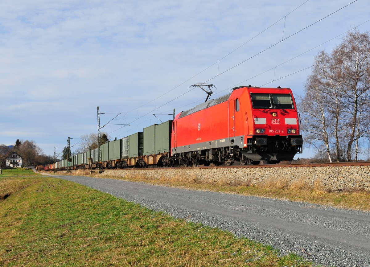 DB 185 291-2 vor einen Containerzug bei Übersee am Chiemsee am 08.02.16 