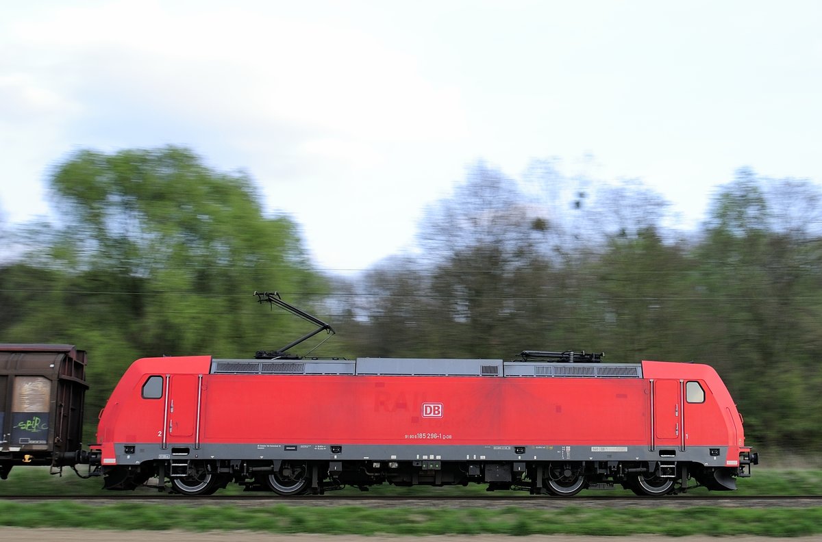 DB 185 296-1 auf der KBS 485 bei Km 20.4 in Richtung Aachen. Mitzieher vom 11.4.2017