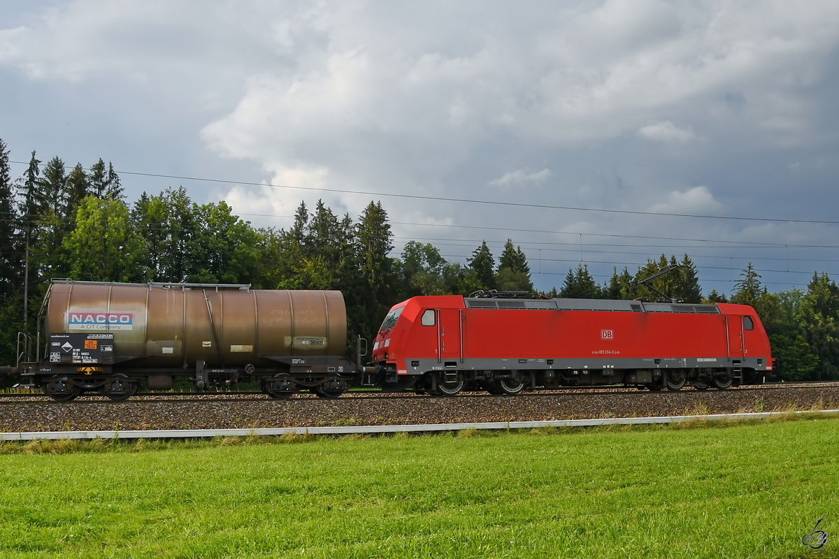 DB 185 304-3 mit einem Kesselzug, so gesehen im August 2020 bei Fuchsreut.