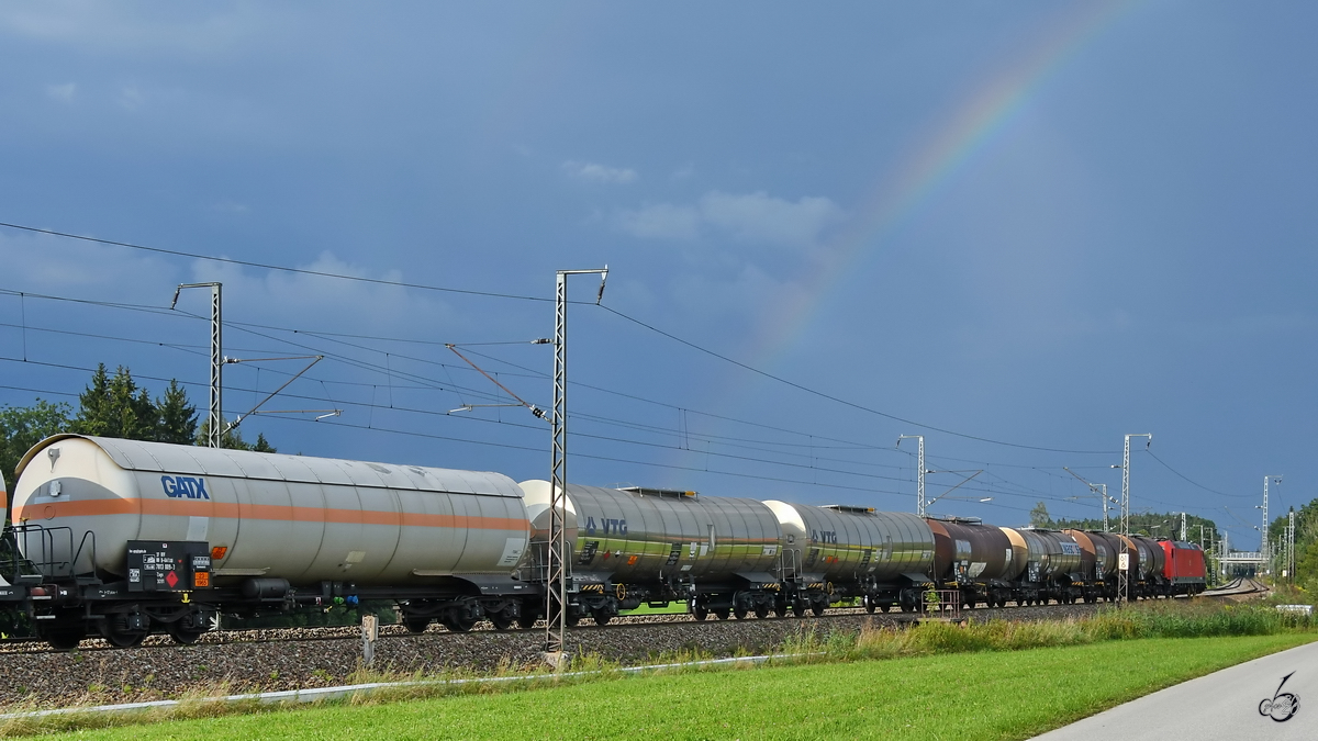 DB 185 304-3 mit einem Kesselzug, so gesehen im August 2020 bei Fuchsreut.