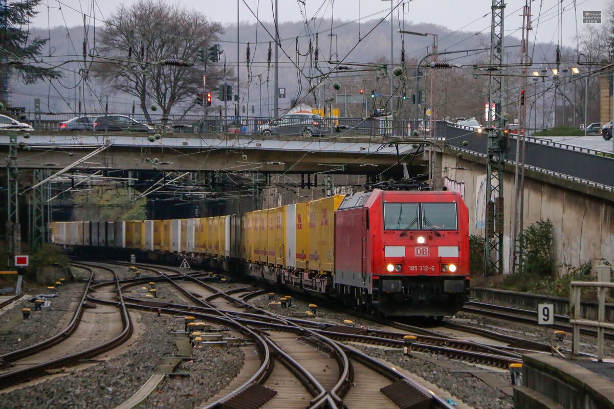 DB 185 312-6 mit DHL-KLV in Wuppertal, Dezember 2018.