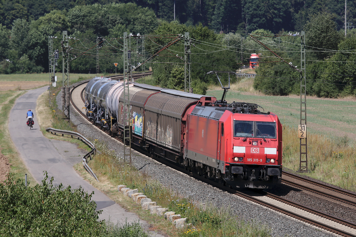 DB 185 315 mit einem modellbahntauglich kurzen Zug bei Harrbach, 06.08.2020