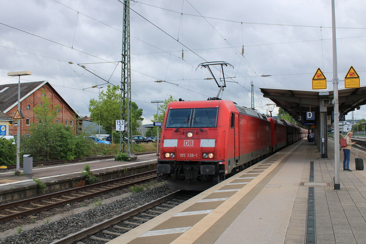 DB 185 338-1 + 185 224-3 mit Kohlewagen Richtung Bebra, am 30.07.2023 in Bad Hersfeld.
