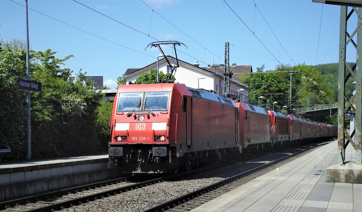 DB 185 338-1 MIT LOKZUG(8)IM BAHNHOF KIRCHEN/SIEG
DB 185 338-3 mit 8 Loks(verm. alle 185er)bei Durchfahrt Bahnhof KIRCHEN/SIEG-18.5.23