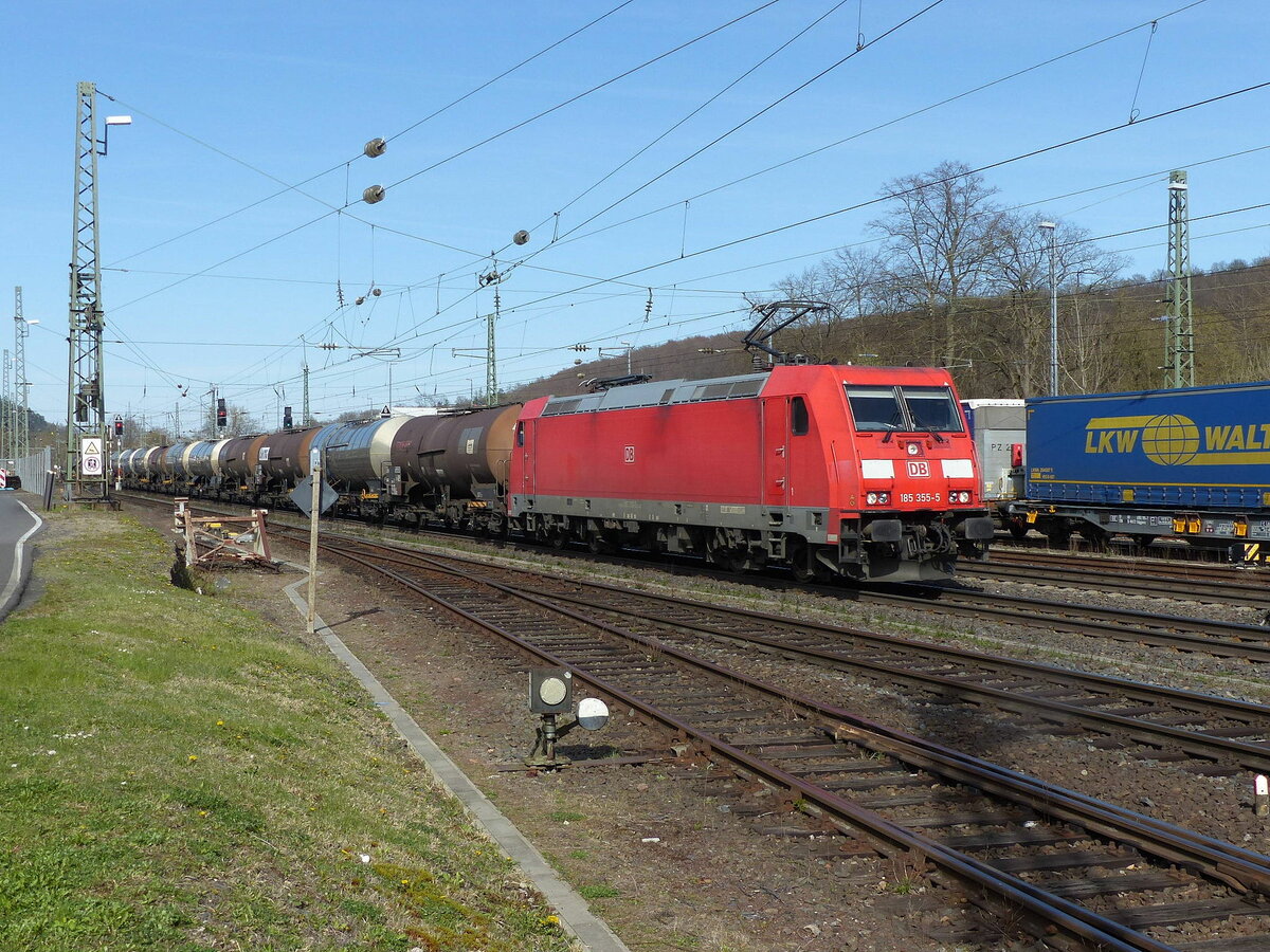 DB 185 355-5 mit Kesselwagen Richtung Fulda, am 11.04.2022 in Bad Hersfeld.
