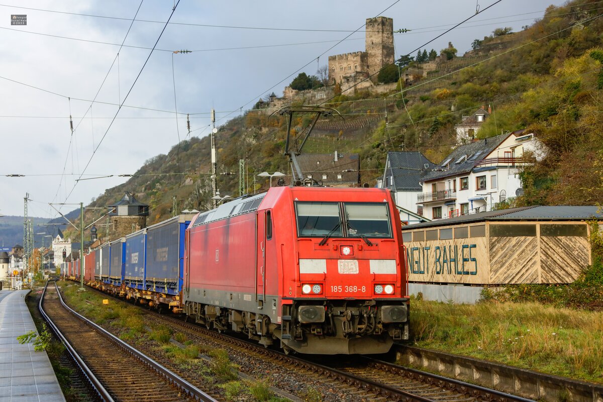DB 185 368-8 mit KLV in Kaub am Rhein, November 2023.