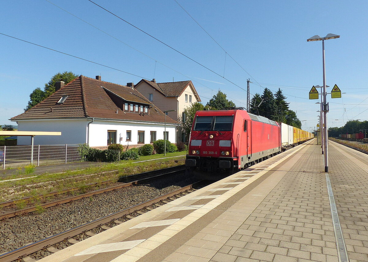 DB 185 369-6 mit dem  DHL-Päckchenexpress  KT 50091 Großbeeren Ubf nach Mannheim Hgbf, am 25.08.2021 in Flieden.