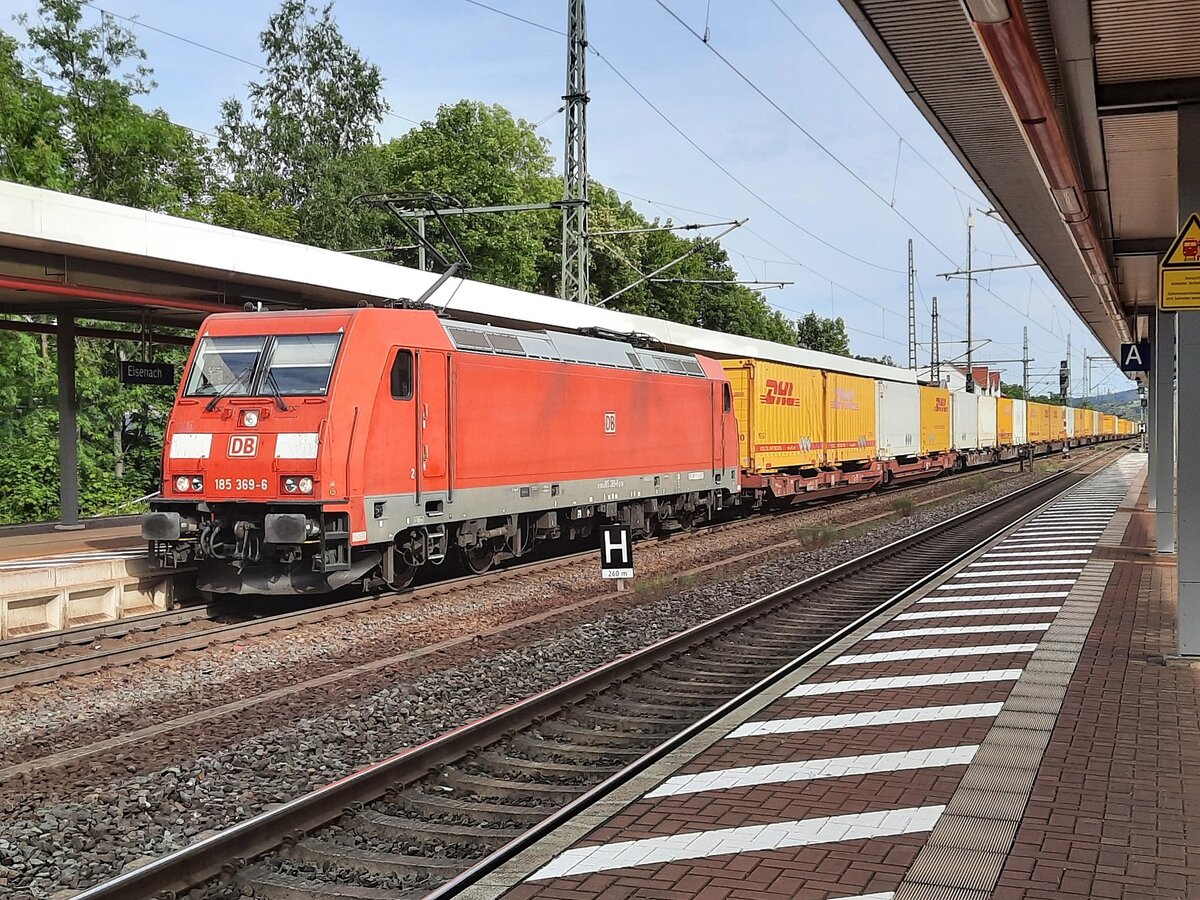 DB 185 369-6 mit einem  DHL-Päckchenexpress  Richtung Bebra, am 15.08.2021 beim Personalwechsel in Eisenach.