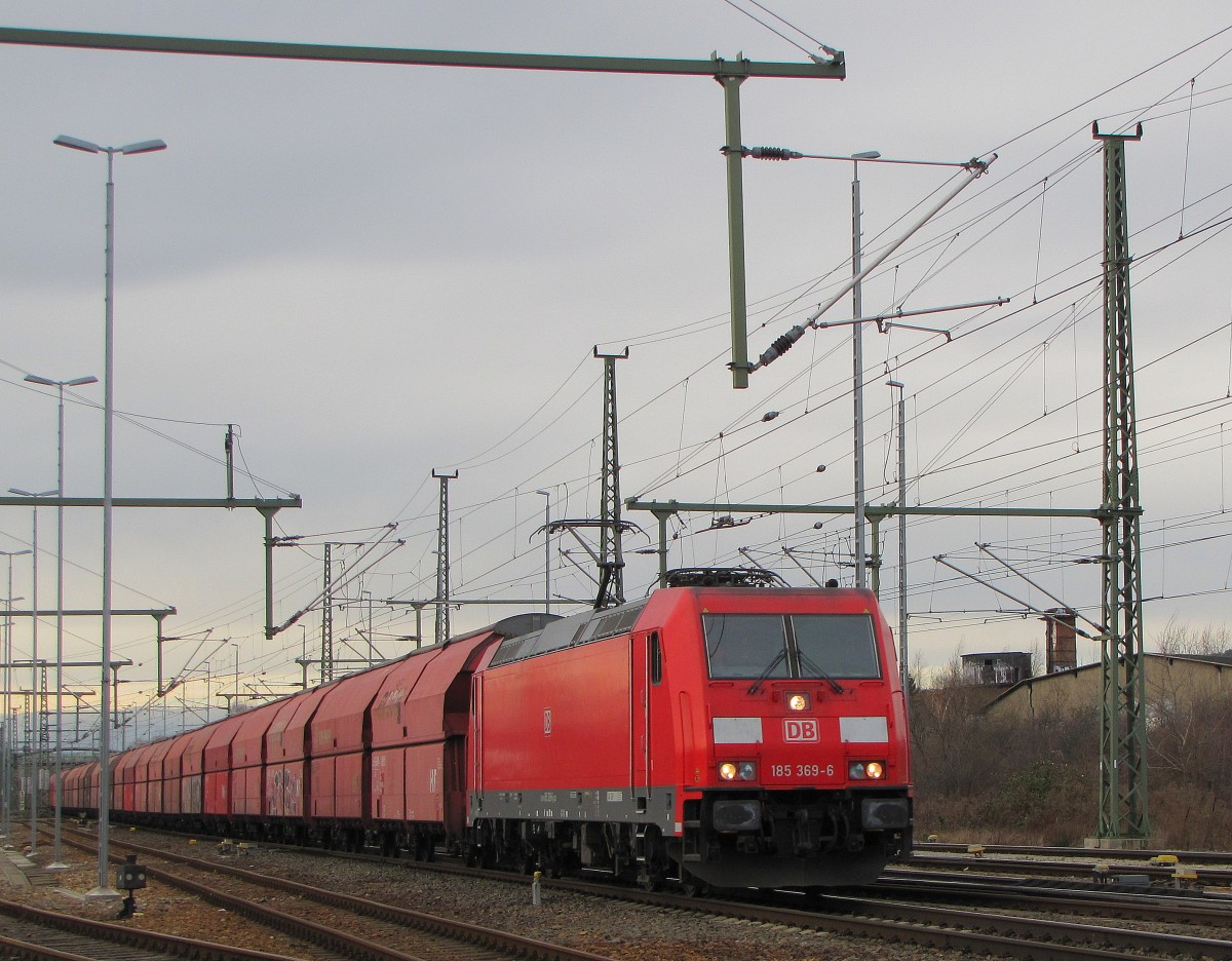 DB 185 369-6 mit Kohlewagen Richtung Apolda, am 07.02.2014 in Weimar.