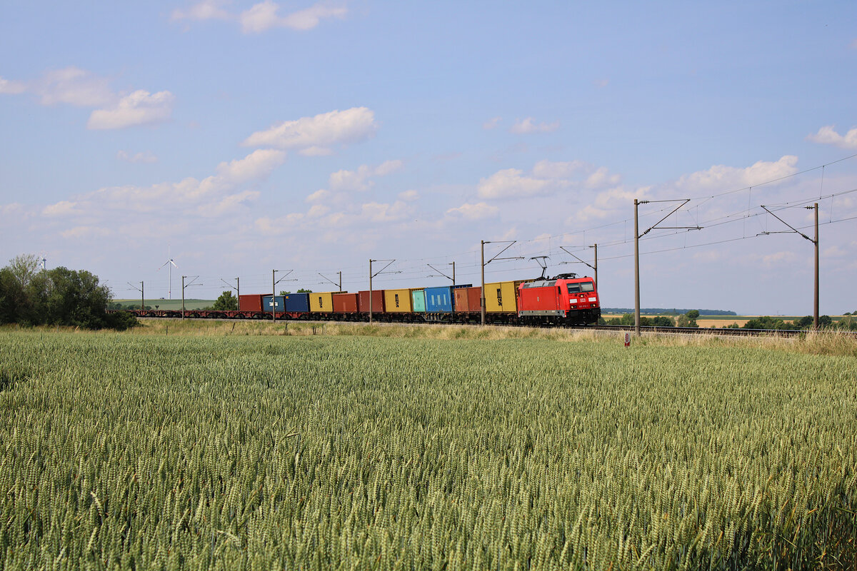DB 185 376-1 fährt mit einem Containerzug bei Uffenheim in Richtung Ansbach. (20.06.2023)