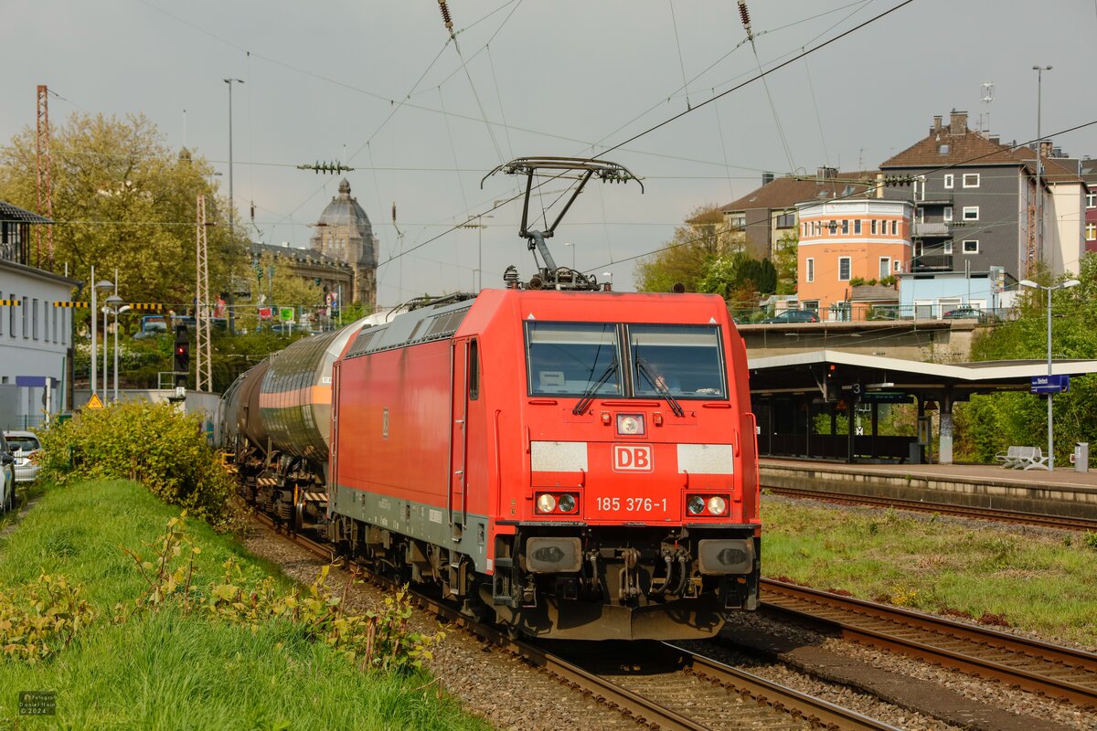 DB 185 376-1 mit Kesselzug in Wuppertal, April 2024.