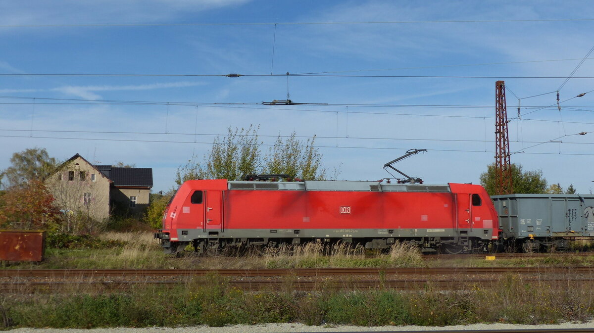 DB 185 385-2 mit Eanos-Wagen Richtung Bad Kösen, am 25.10.2021 in Naumburg (S) Hbf.