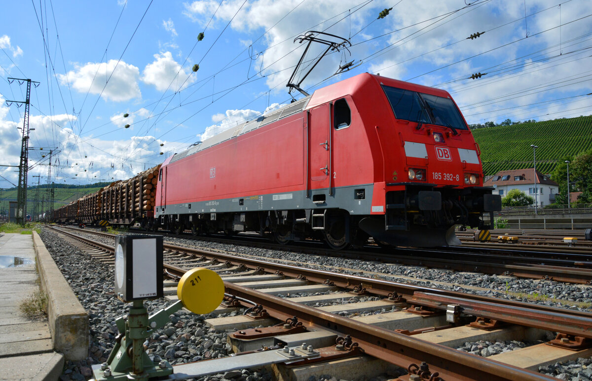 DB 185 392-8 rollt mit einem Güterzug langsam in Würzburg Hbf ein. Aufgenommen außerhalb des Gefahrenbereichs von einem Weg aus direkt neben den Gleisen. 14.07.2021