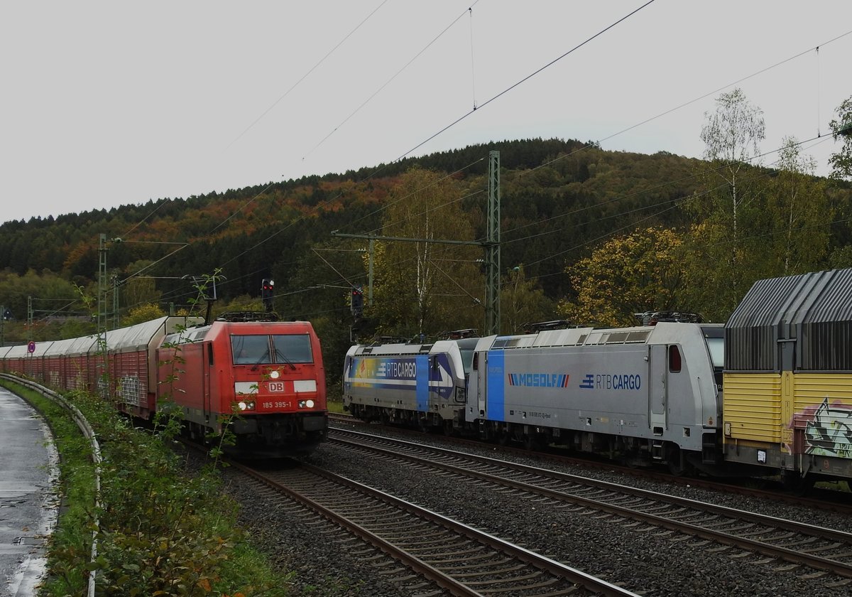 DB 185 395-1 NEBEN 2 RTB-CARGOLOKS AUF DER SIEGSTRECKE
DB-185 395-1 mit Güterzug auf der Siegstrecke mit Güterzug Richtung Köln in
MUDERSBACH/SIEG,auf dem Nebengleis ein abgestellter Güterzug mit
2 RTB-Cargoloks....am 16.10.2019