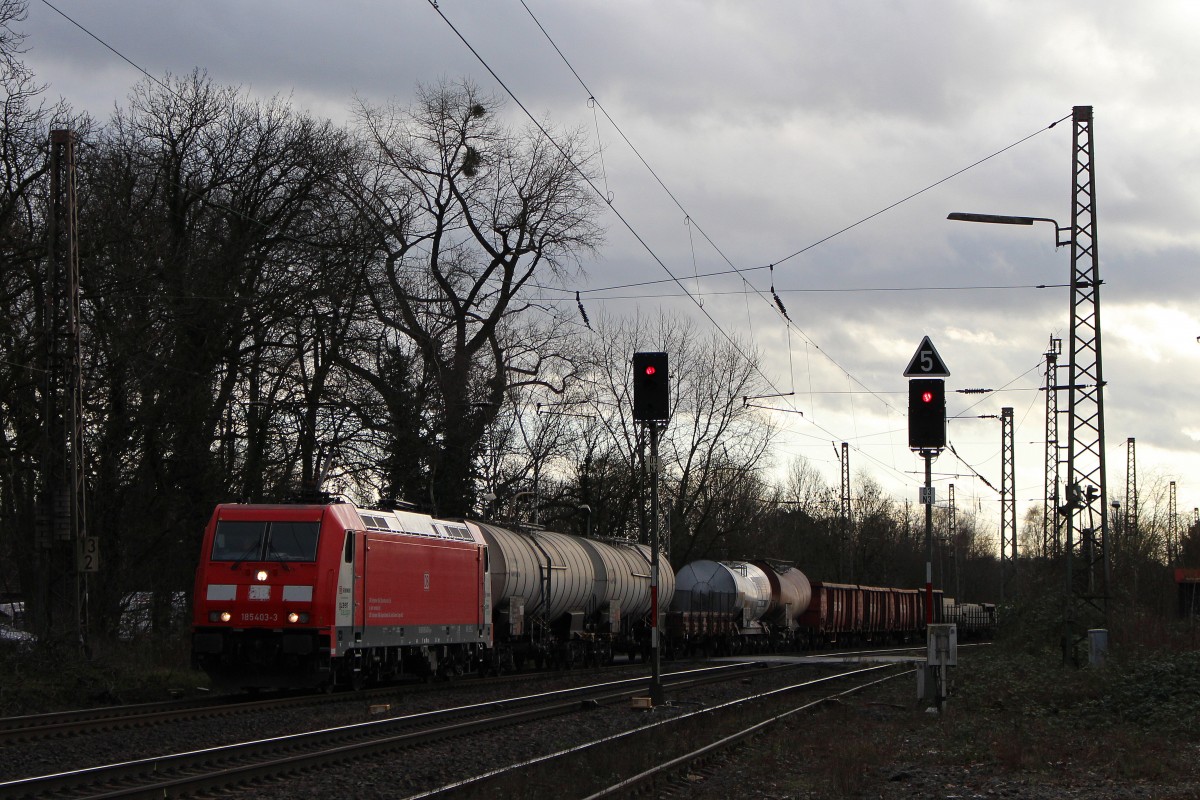 DB 185 403 am 16.1.14 mit einem gemischten Güterzug in Ratingen-Lintorf.