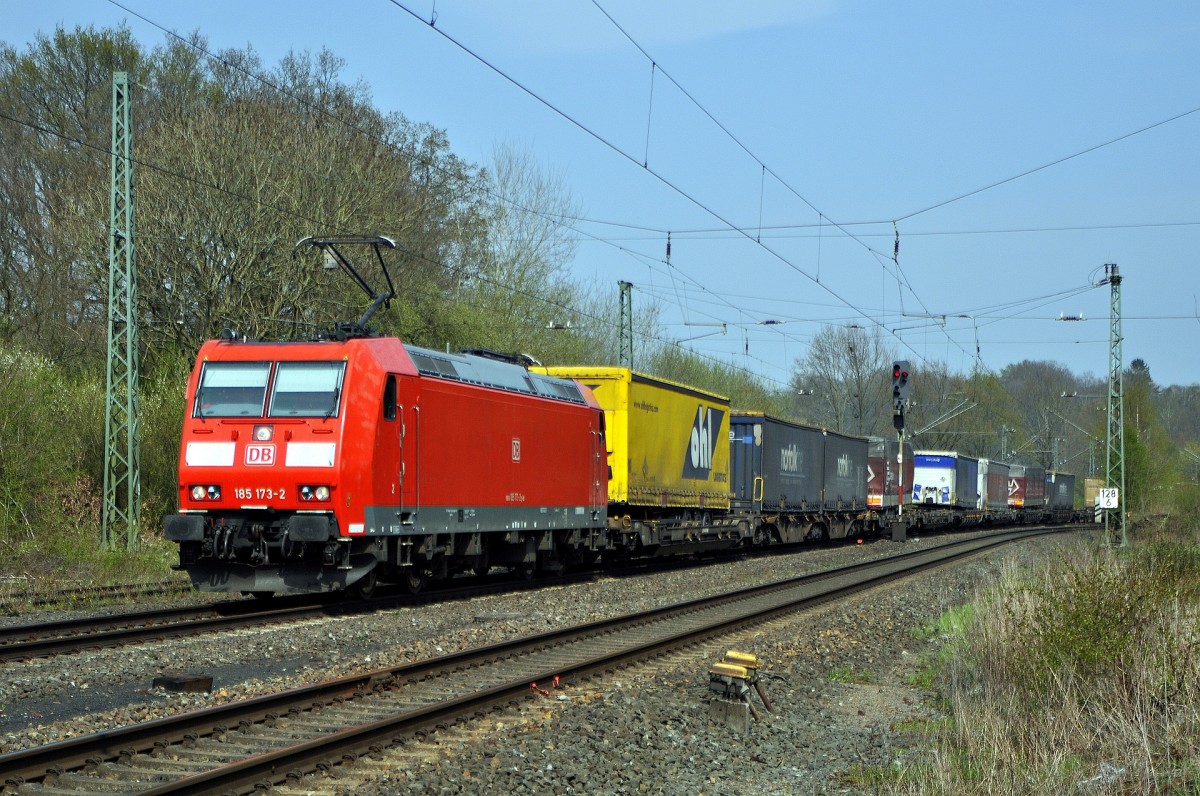 DB 185 573 transportiert einen KLV-Zug am 24.04.15 durch den ehemaligen Bahnhof Vehrte in Richtung Osnabrck.