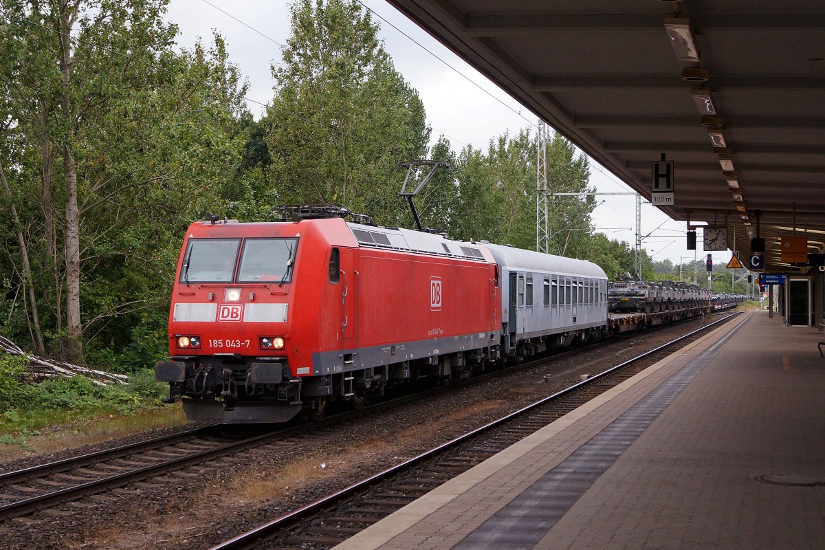 DB 185: Am 13. August 2013 passierten in kurzen Zeitabstnden gleich zwei lange Militrzge den Hauptbahnhof Braunschweig. Transportiert wurden diverse Panzertypen sowie verschiedene Pneufahrzeuge. Gefhrt wurden diese Zge mit den BR 145 063-4 (DB RAILION) und der BR 185 043-7 (DB). Da der Fotostandort auf dem Perron fr eine optimale Aufnahme dieser interessanten Zge nicht gengte, mussten einige Wagen mit besonderer Beladung einzeln im Bilde festgehalten werden.
Foto: Walter Ruetsch