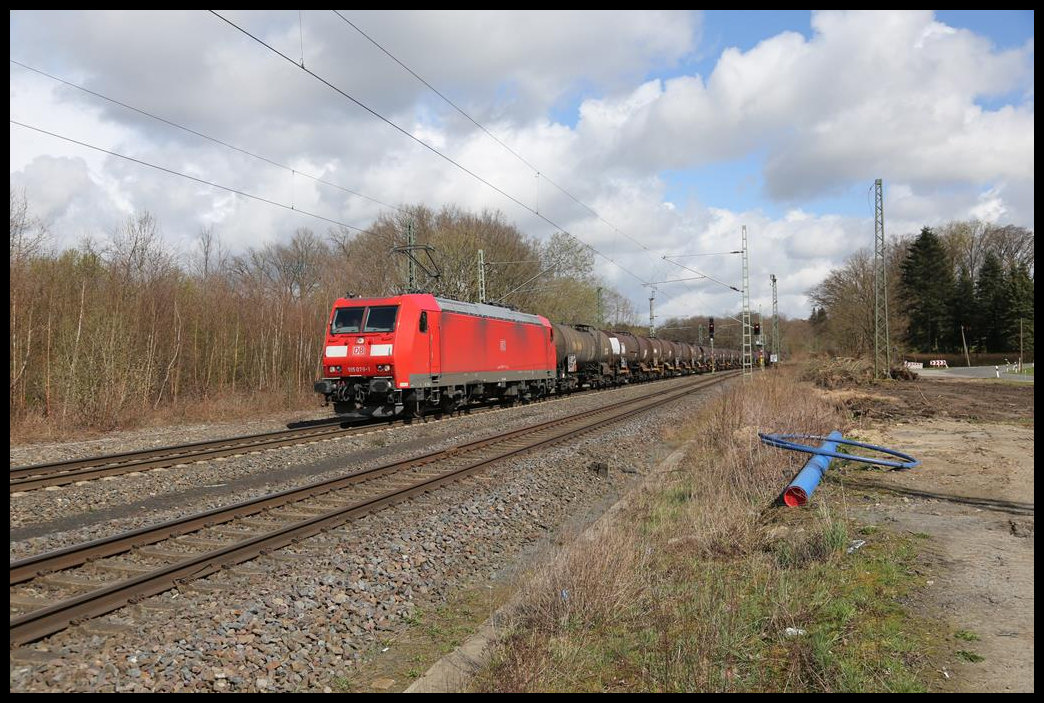 DB 185079-1 erreicht hier am 6.4.2021 um 14.15 mit einem Tankwagenzug auf der Fahrt nach Osnabrück den ehemaligen Bahnhof Vehrte.