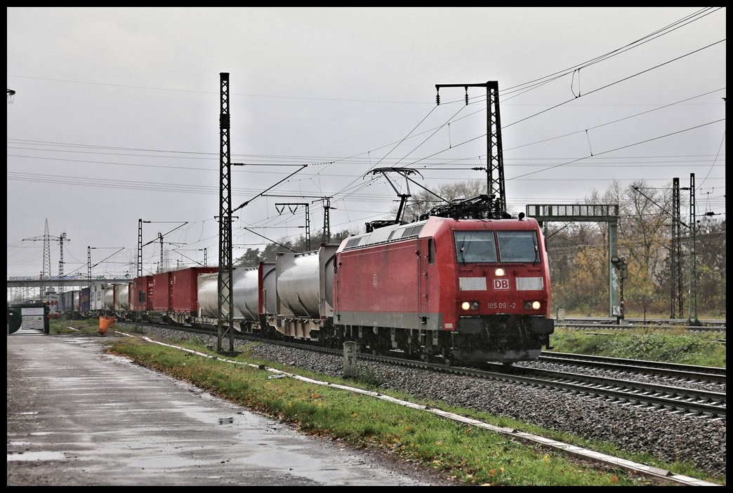 DB 185096 verläßt hier am 24.11.2023 um 11.41 Uhr mit einem gemischten Güterzug den Verschiebebahnhof Mannheim in Richtung Karlsruhe.