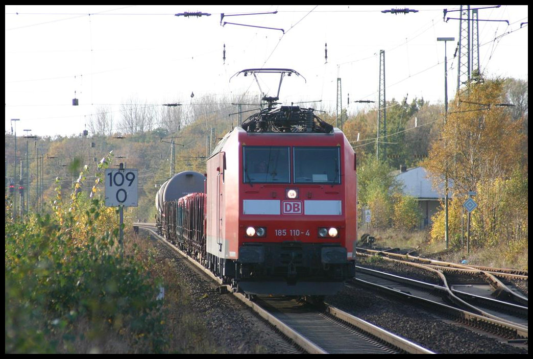 DB 185110 fährt hier aus Richtung Münster kommend am 1.11.2005 mit einem Güterzug in Richtung Osnabrück durch den Bahnhof Hasbergen.