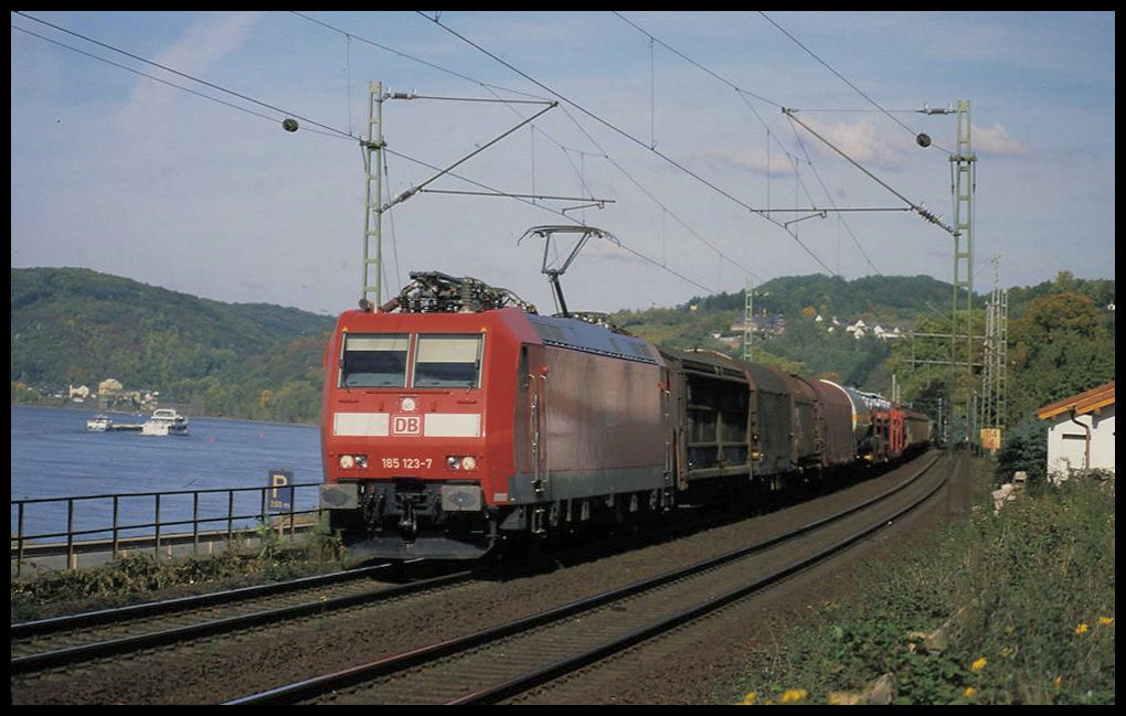 DB 185123-7 ist hier am 14.10.2003 um 12.10 Uhr bei Linz am Rhein in Richtung Süden unterwegs.