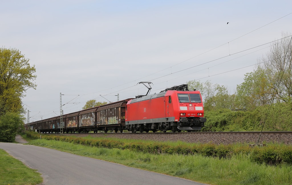 DB 185128-6 ist hier am Ortsrand von Hasbergen mit einem Ganzzug am 4.5.2022 um 10.27 Uhr auf der Rollbahn in Richtung Osnabrück unterwegs.