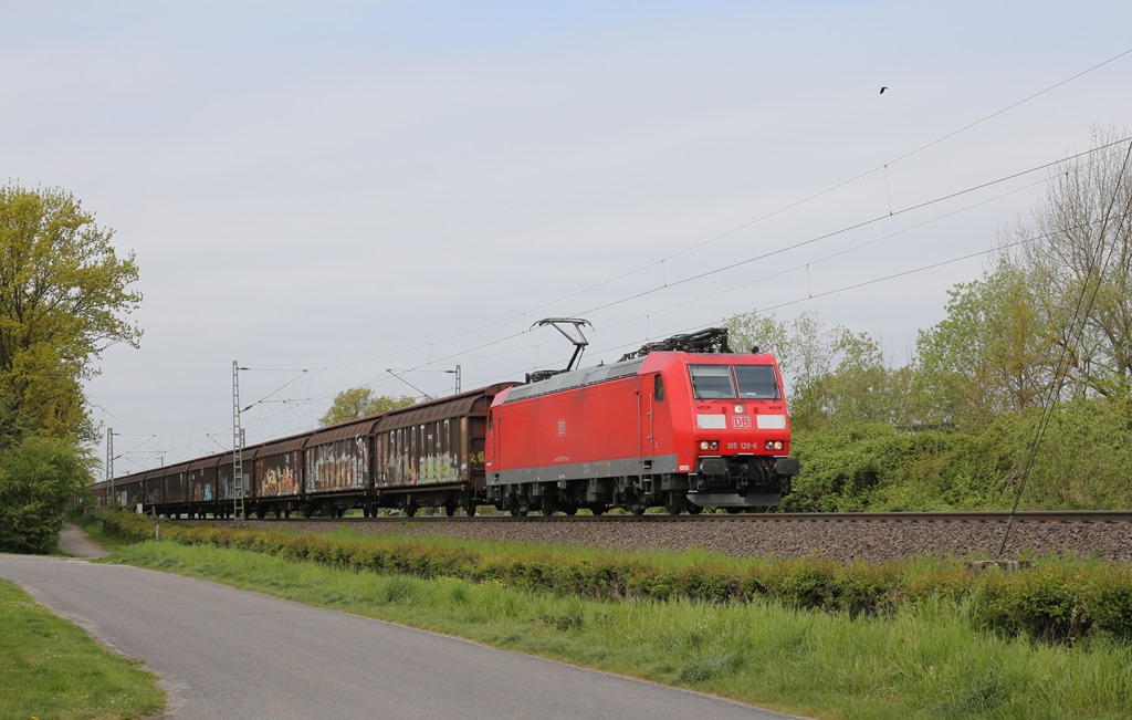 DB 185128-6 ist hier am Ortsrand von Hasbergen mit einem Ganzzug am 4.5.2022 um 10.27 Uhr auf der Rollbahn in Richtung Osnabrück unterwegs.