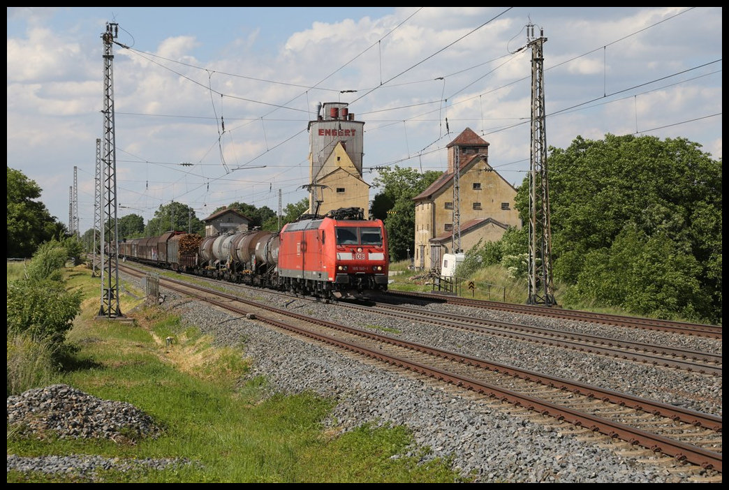 DB 185140-1 durchfährt hier am 1.6.2022 um 16.20 Uhr mit einem gemischten Güterzug in Richtung Ansbach den ehemaligen Bahnhof Herrenberchtheim.