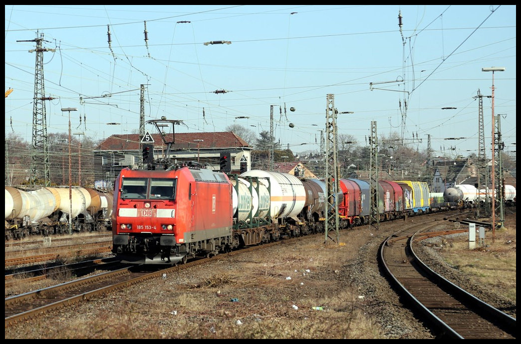 DB 185153-4 nähert sich hier am 2.3.2022 um 10.58 Uhr mit einem gemischten Güterzug auf der Fahrt in Richtung Hagen in Westfalen dem Bahnhof Schwerte an der Ruhr.
Im Hintergrund, fast vollständig verdeckt, das alte Reiterstellwerk von Schwerte.