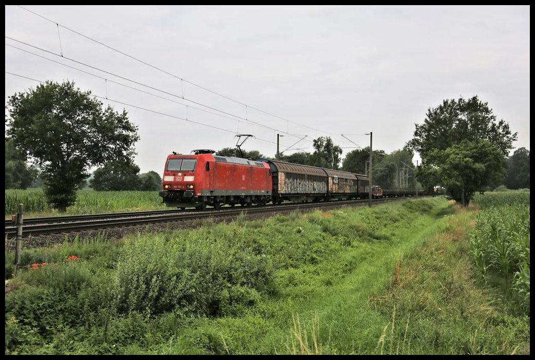 DB 185172-4 ist hier bei Westerhausen mit einem gemischten Güterzug am 21.7.2021 um 8.36 Uhr in Richtung Löhne unterwegs.