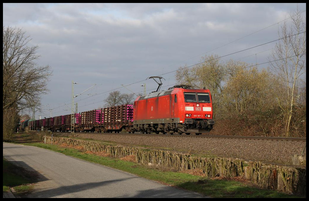 DB 185187-2 fährt hier auf der Rollbahn in Hasbergen am 20.03.2019 um 8.40 Uhr mit einem Güterzug in Richtung Osnabrück.