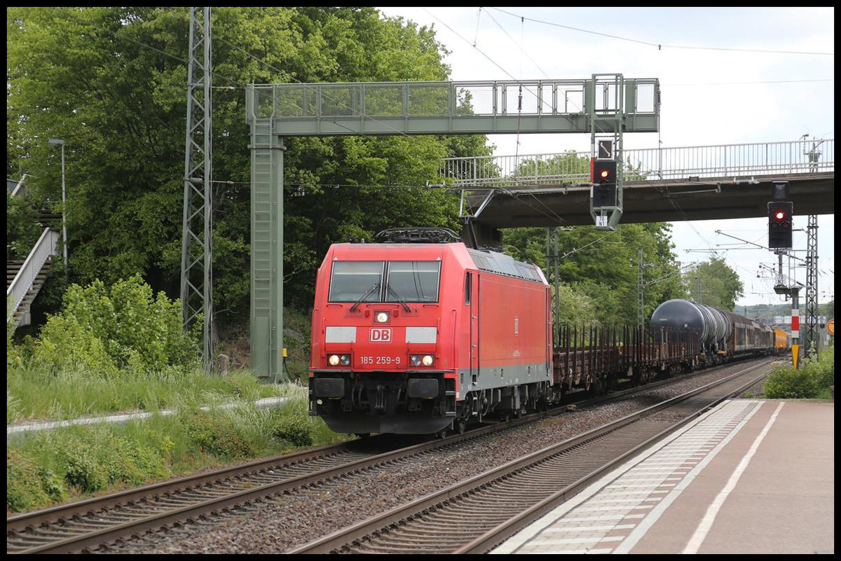 DB 185259-9 erreicht hier am 12.05.2020 um 11.05 Uhr in Richtung Münster fahrend den Bahnhof Hasbergen.