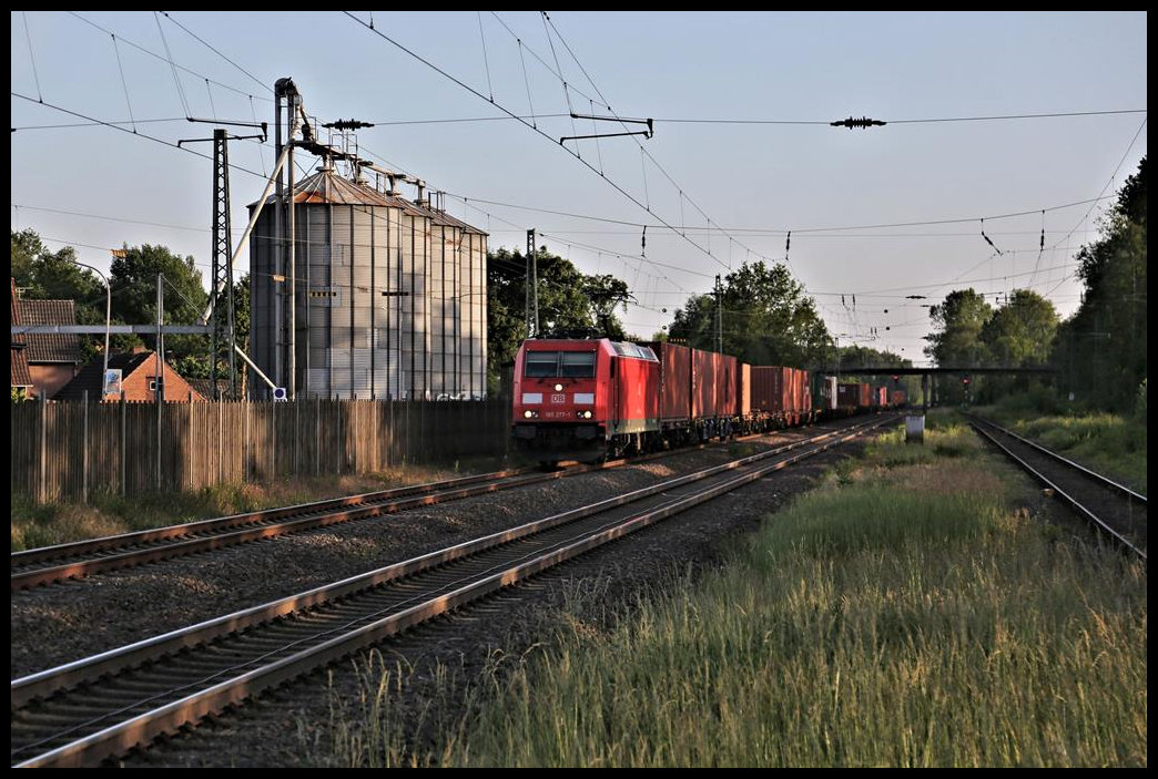 DB 185277-1 ist hier im letzten Tageslicht am 14.6.2021 umn 20.18 Uhr mit einem Containerzug auf der Rollbahn in Kattenvenne in Richtung Osnabrück unterwegs.