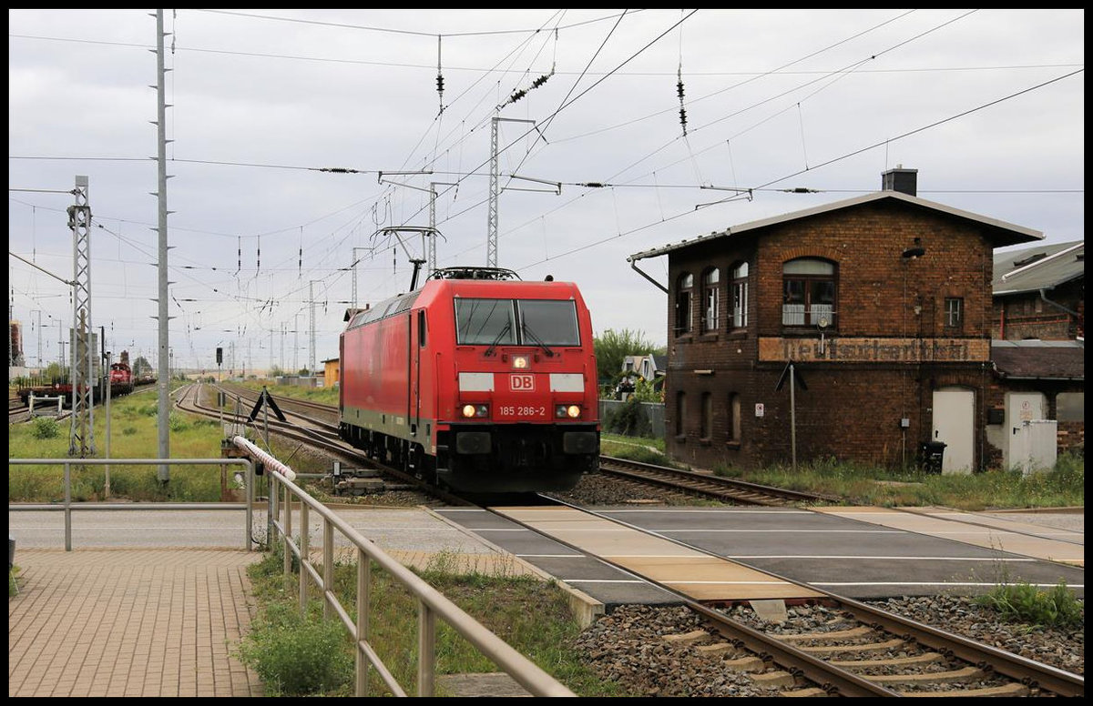 DB 185286 passiert hier am 26.08.2020 um 15.37 Uhr beim Verlassen des Bahnhof Teutschenthal das alte Stellwerk am Bahnübergang auf der Fahrt in Richtung Sangerhausen.