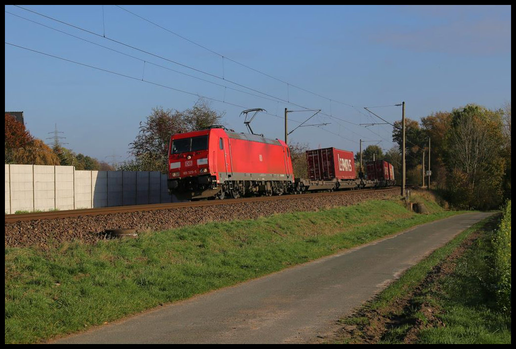 DB 185322-5 ist hier am 4.11.2020 um 10.27 Uhr bei Lotte mit einem Containerzug in Richtung Rheine unterwegs.