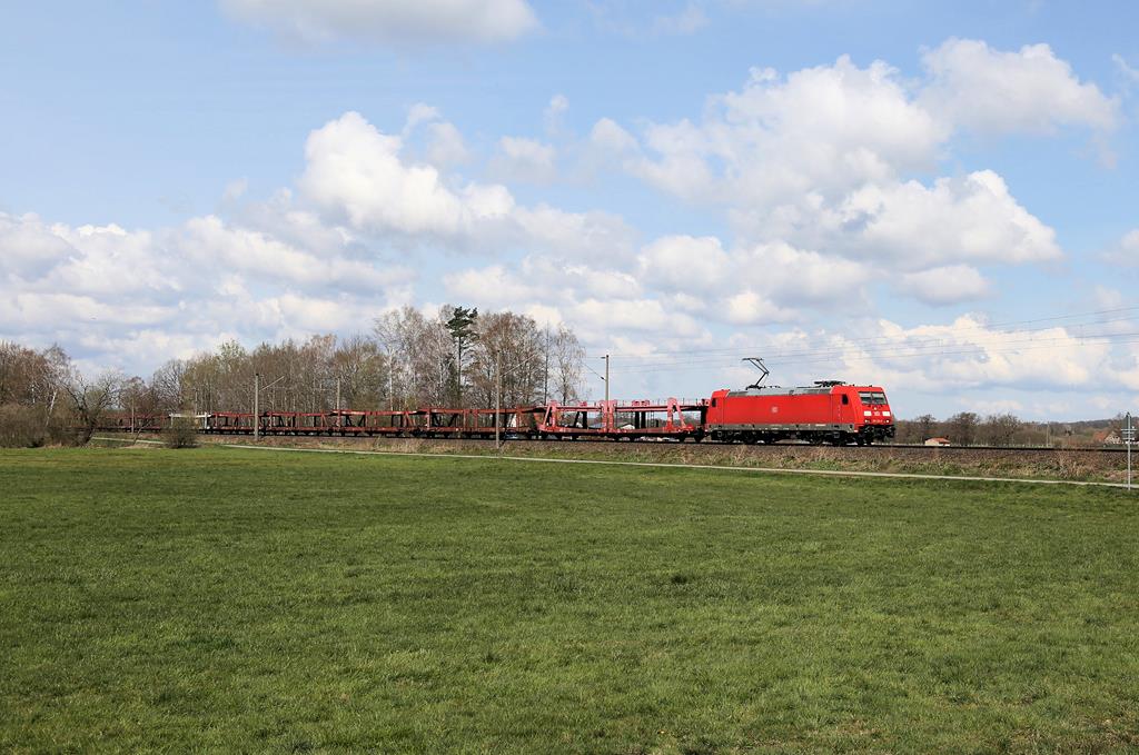DB 185357-0 ist hier kurz vor Westerhausen am 15.4.2021 um 12.11 Uhr mit einem leeren Autotransportzug in Richtung Löhne unterwegs.