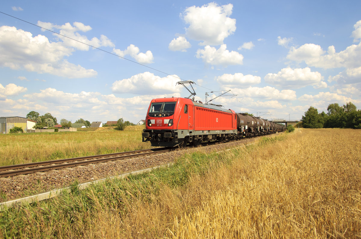 DB 187 121 mit einem Kesselwagenzug kommend aus dem PCK Schwedt in Richtung Angermünde.
14/07/2020
